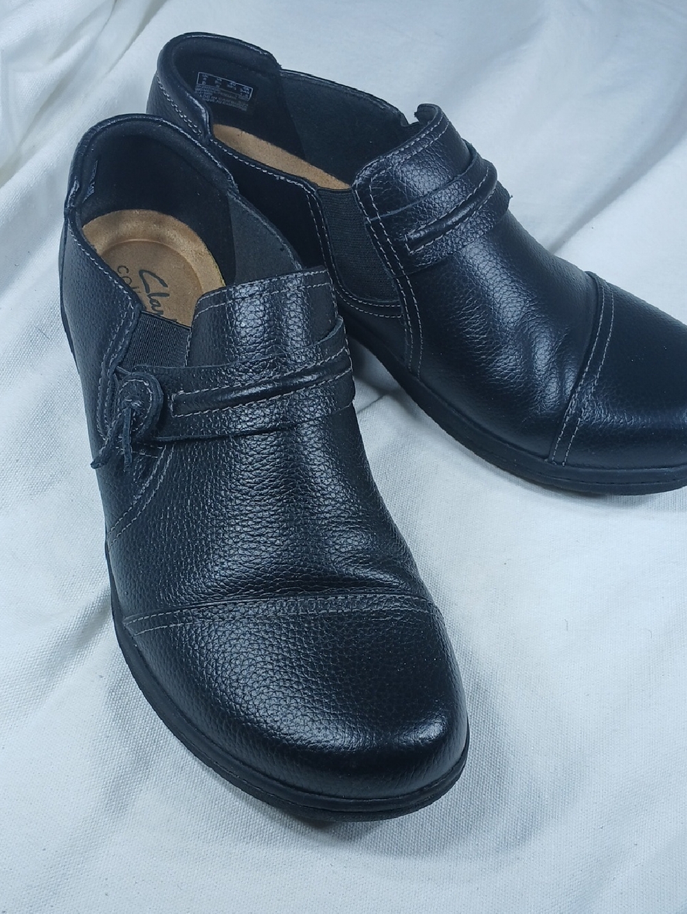 Clarks women’s Black Slip-On Leather loafers size 8.5